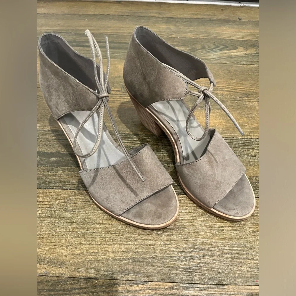 Eileen Fisher‎ Tan Suede Leather Sandals Size 8